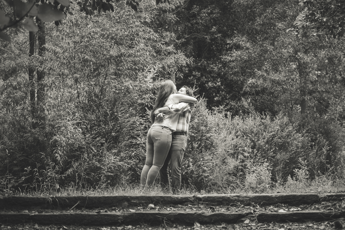 Noivo a pegar na noiva