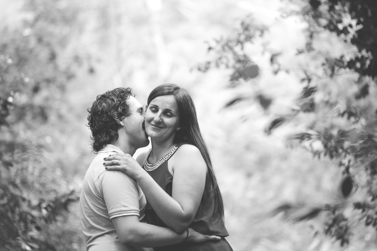 Noivo a beijar a futura mulher