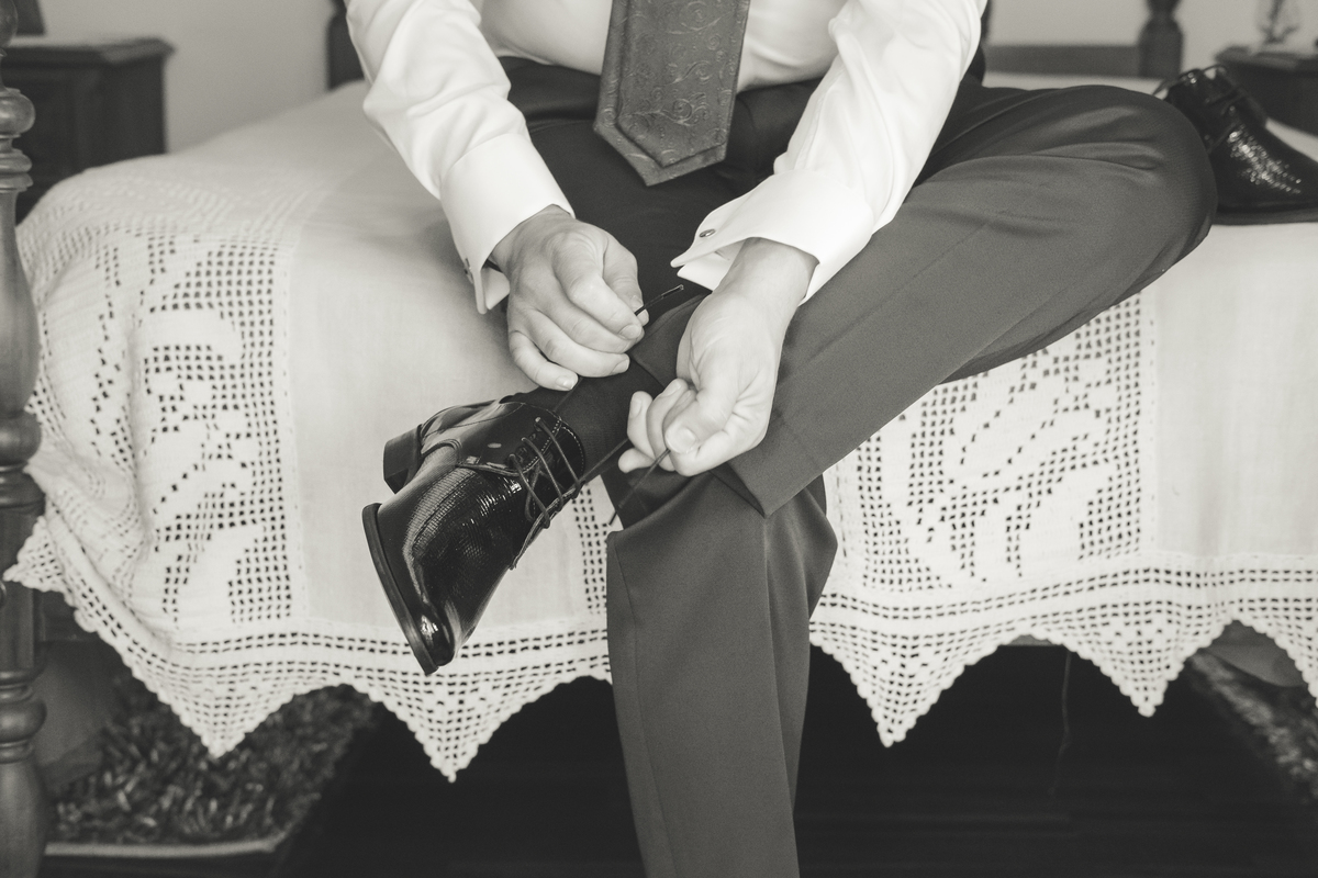 Noivo a calçar os sapatos