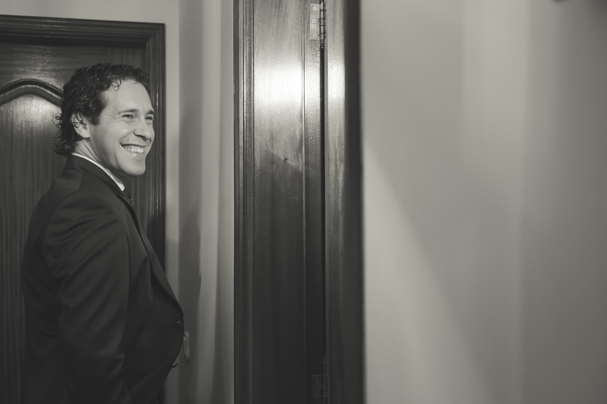 Noivo na sessão fotográfica na casa onde cresceu 