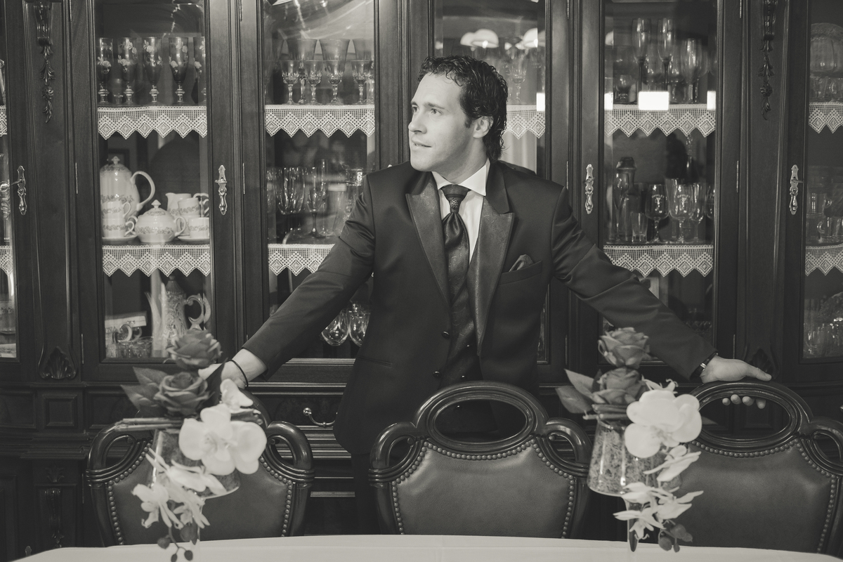 Noivo de sessão fotográfica na sala de jantar