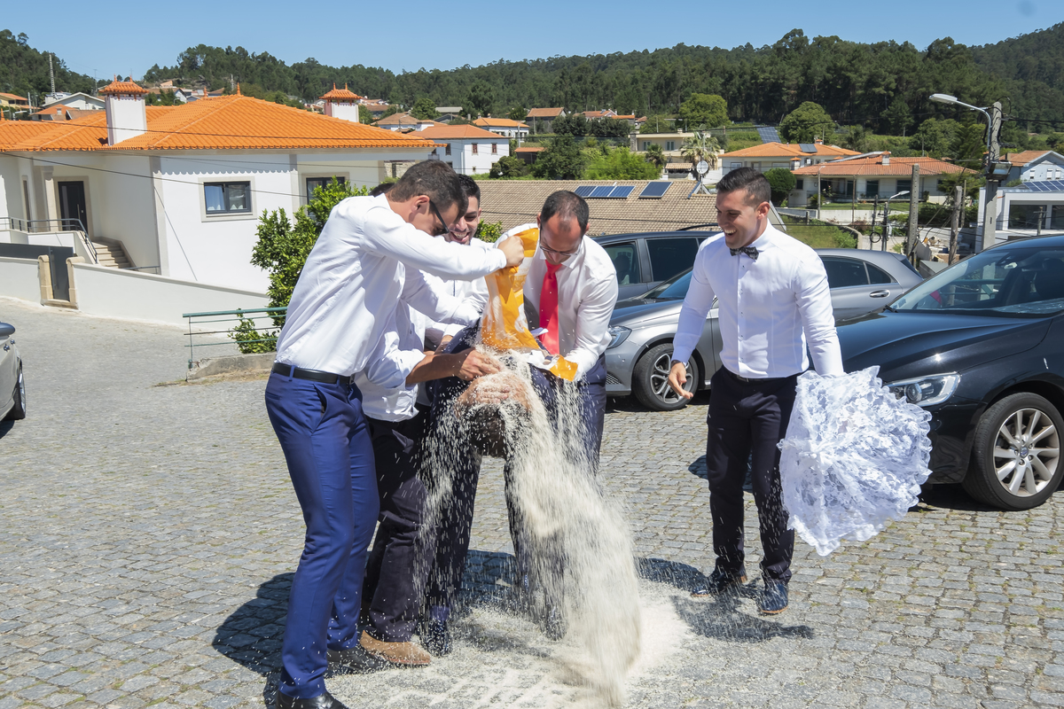 Amigos a mandar arroz ao noivo