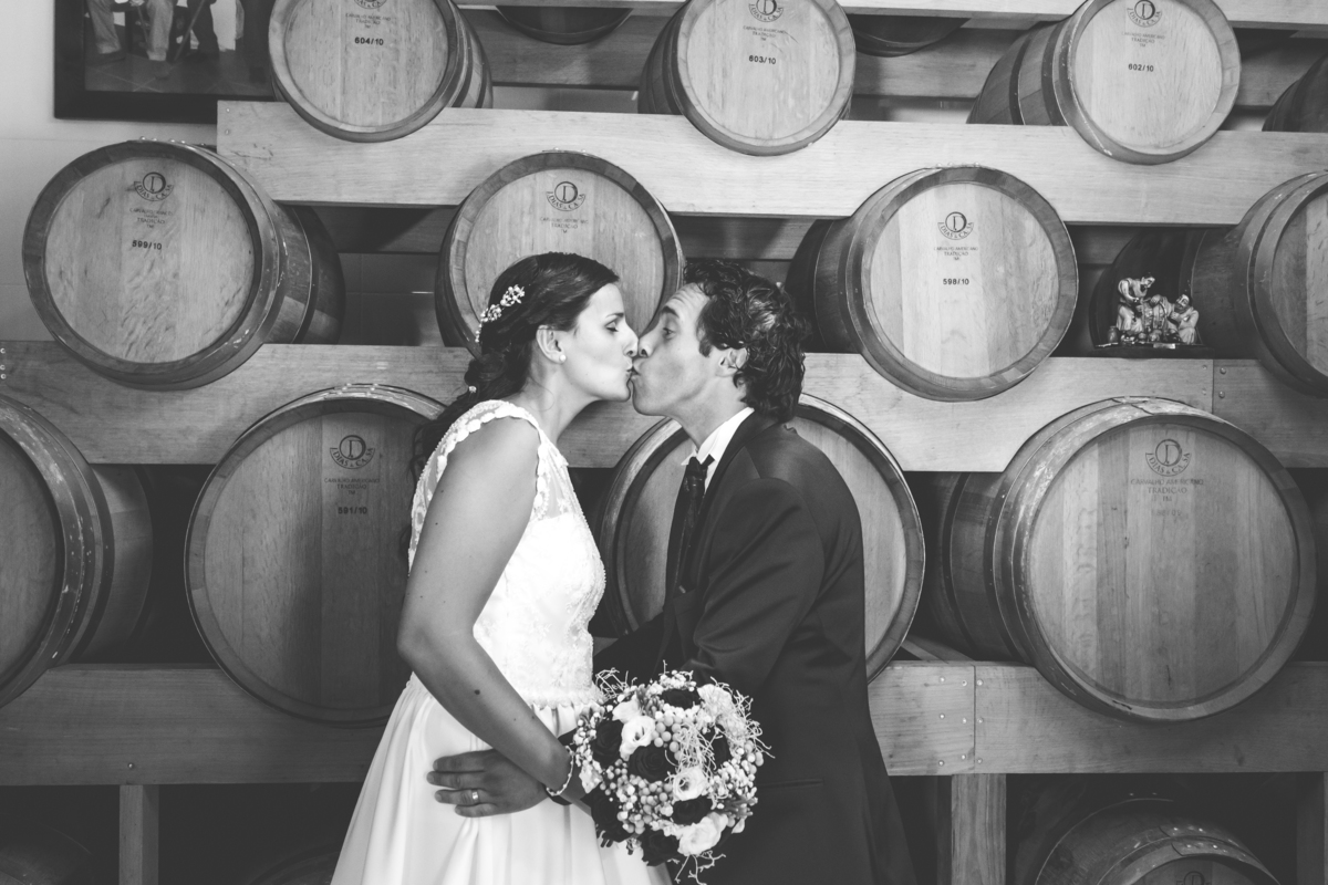 Casal apaixonado nas pipas de vinho