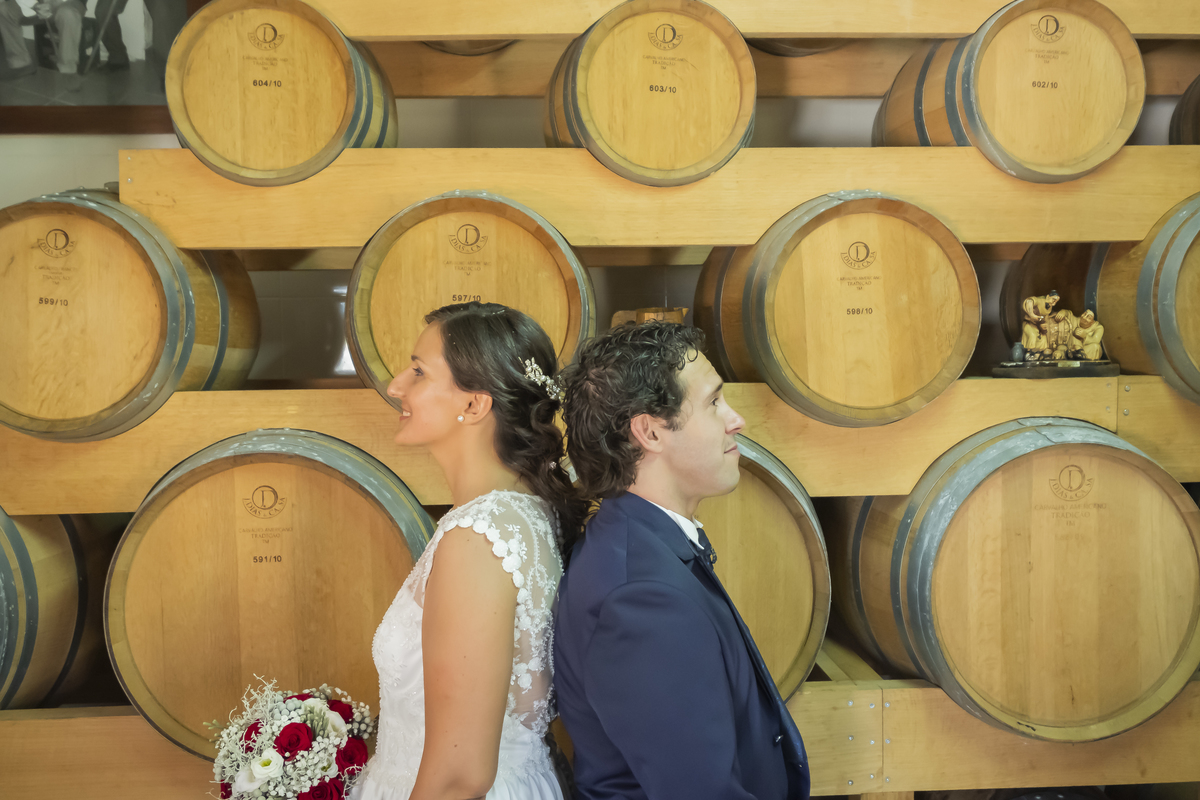 Casal nas pipas de vinho