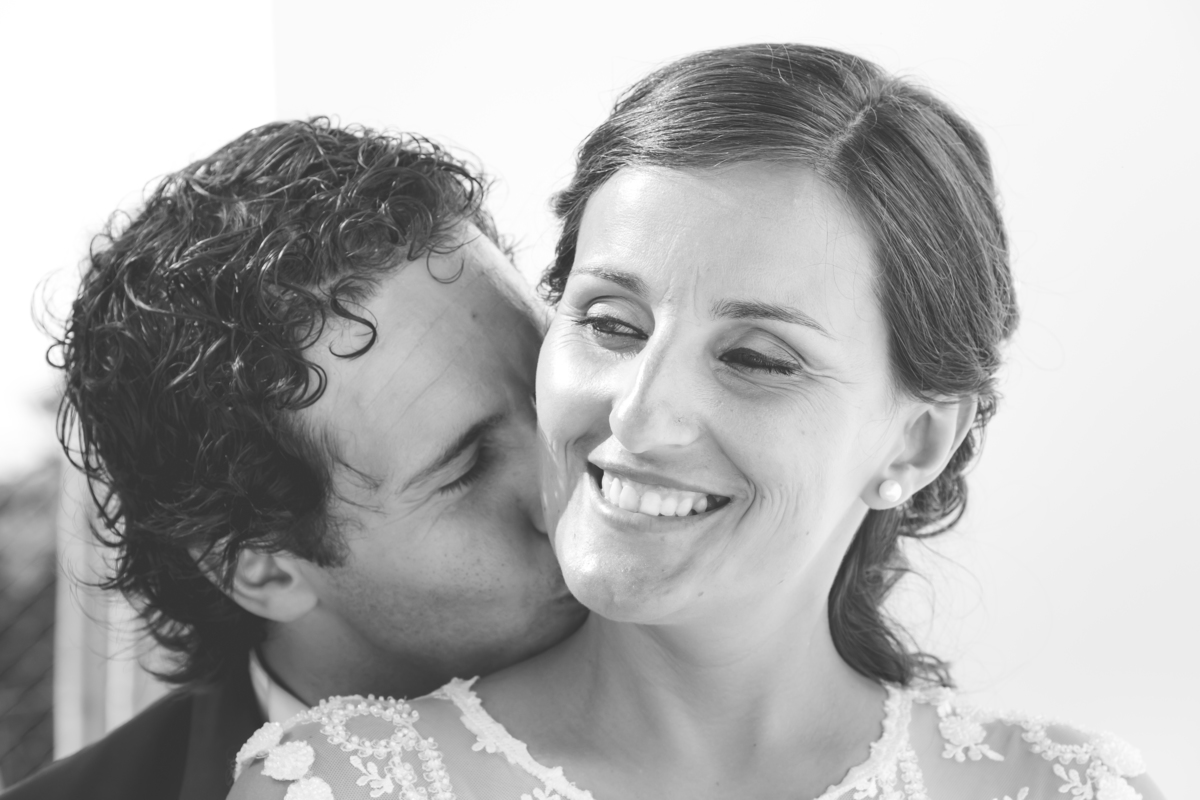 Marido a beijar a mulher