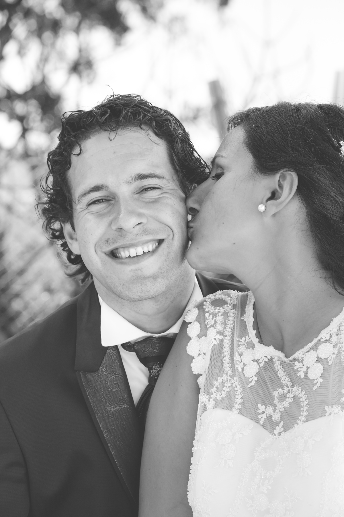 Mulher a beijar o marido