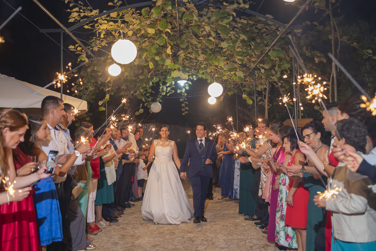 Casal a ir para o corte de bolo