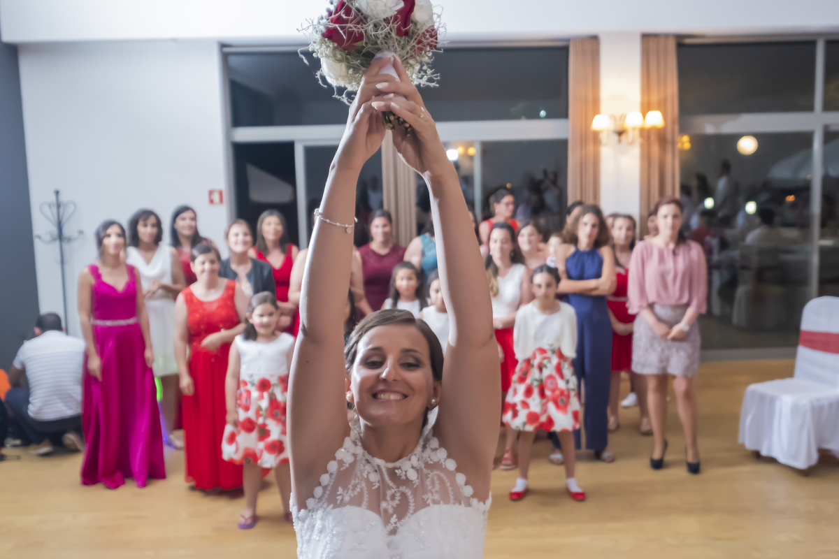 Mulher a mandar o ramo às mulheres solteiras