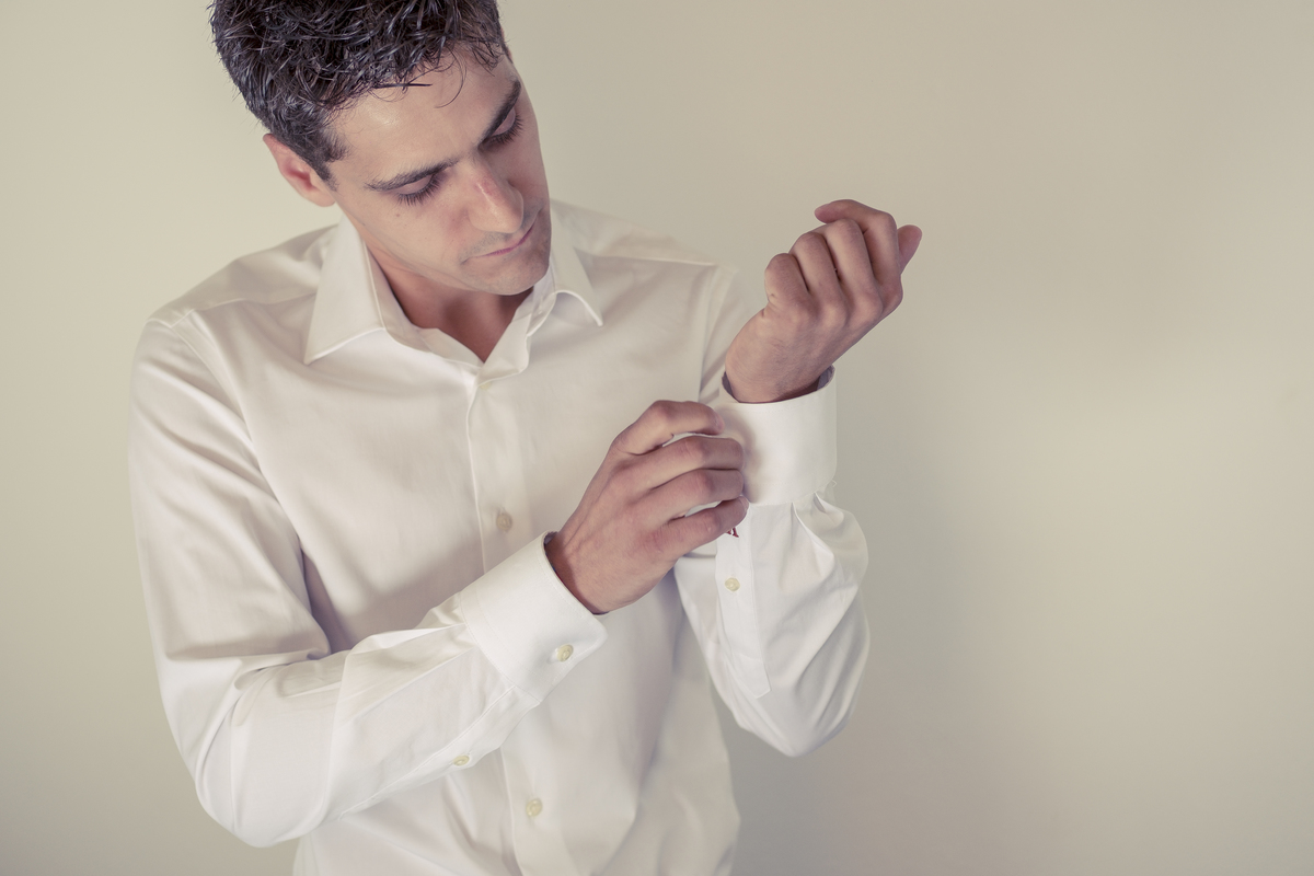 Noivo a acabar de vestir