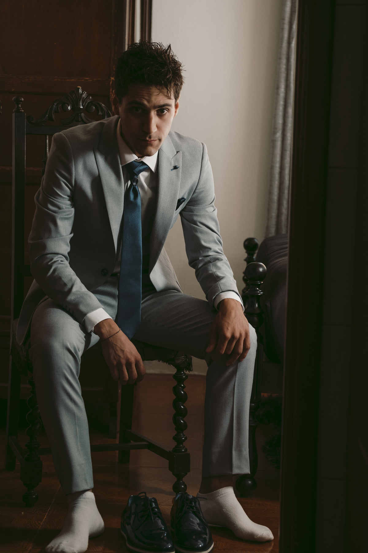 Noivo André a calçar