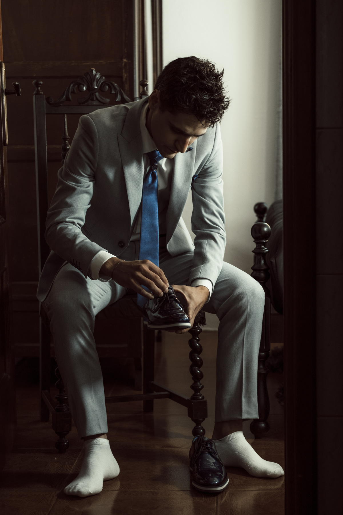 Noivo André a calçar os sapatos