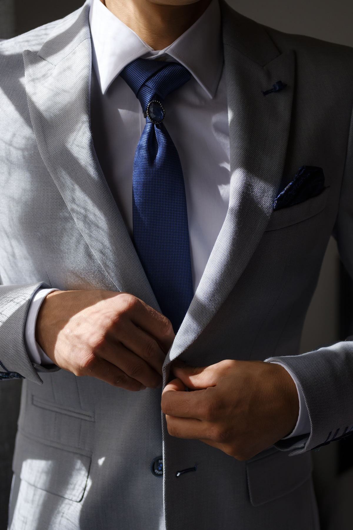 Noivo a vestir o casaco