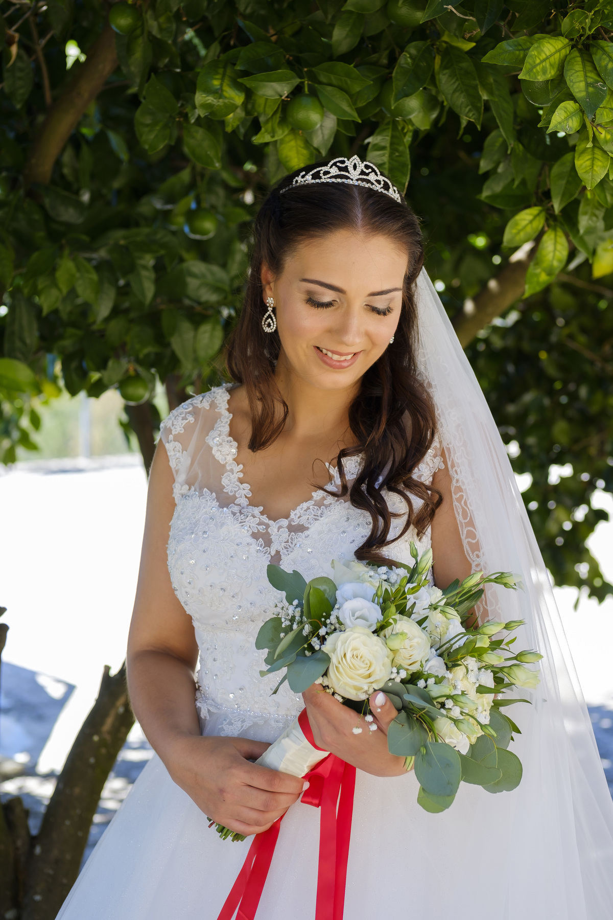 Noiva Ana a olhar para o ramo