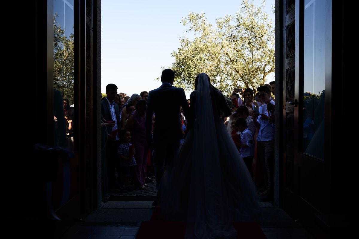 Casal a sair da igraja