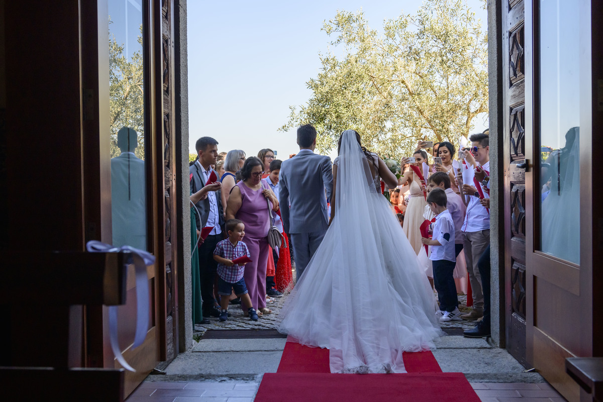 Casal a sair da Igreja de Moldes