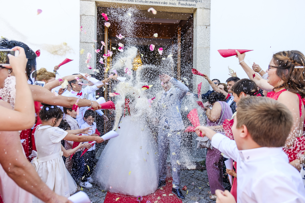 Convidados à porta da igreja