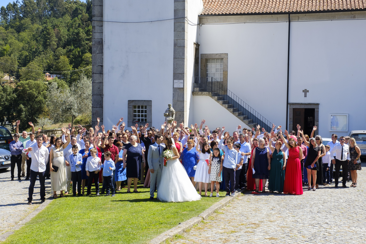 Casal com os convidados à porta da Igreja de Moldes