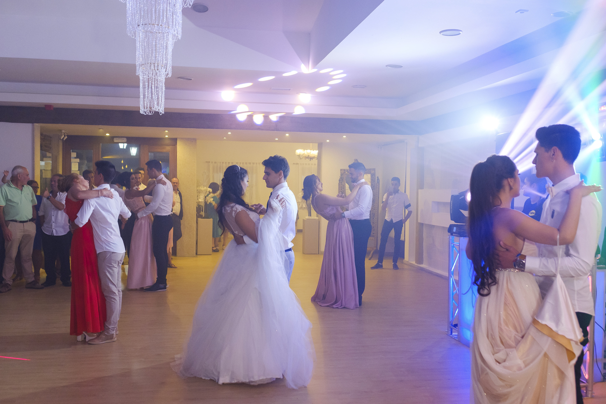 Casal a dançar com os convidados