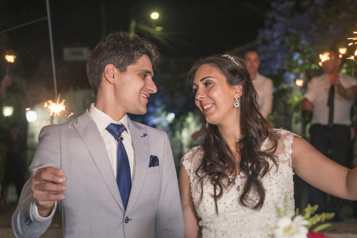 Casal no corte do bolo