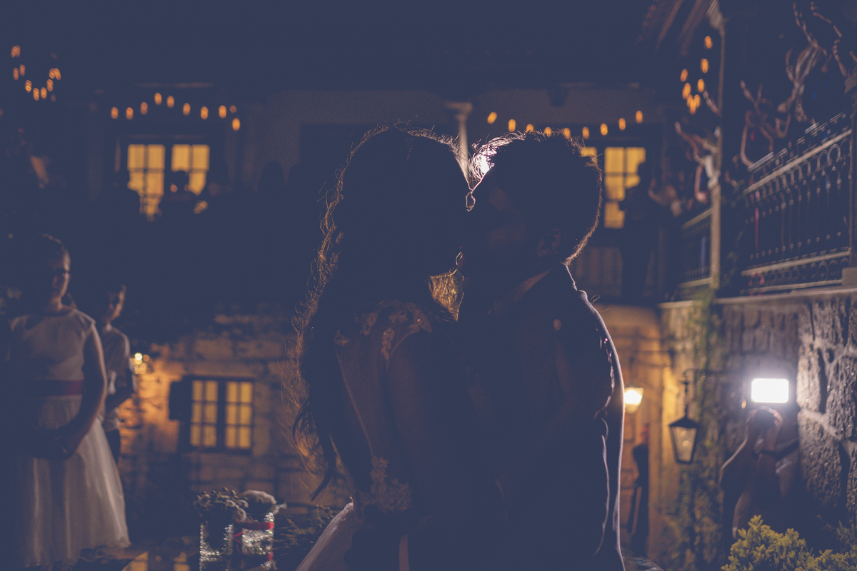 Casal a beijar após corte do bolo