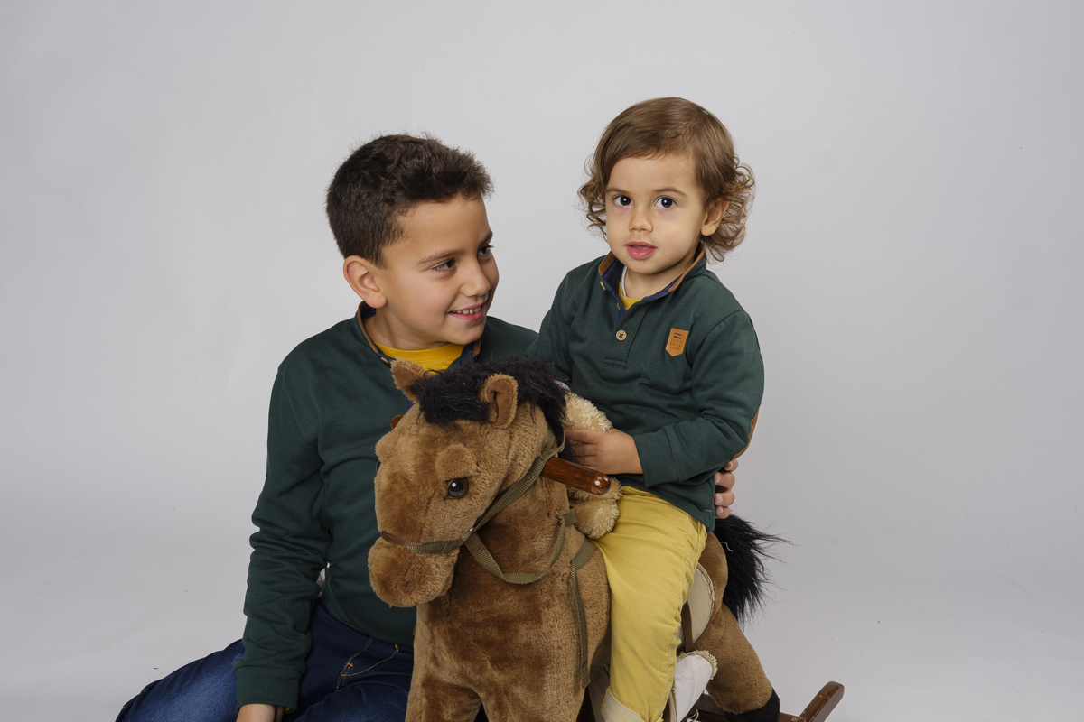 Os dois irmãos na sessão fotográfica de Natal