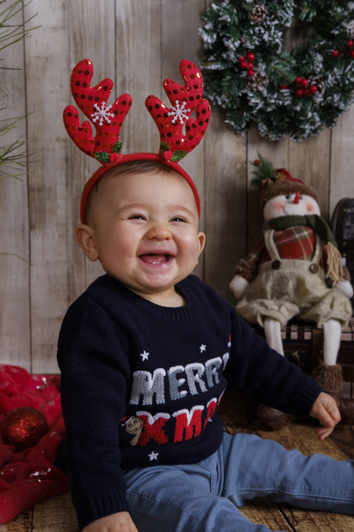 Bebé sessão fotográfica com um riso estridente