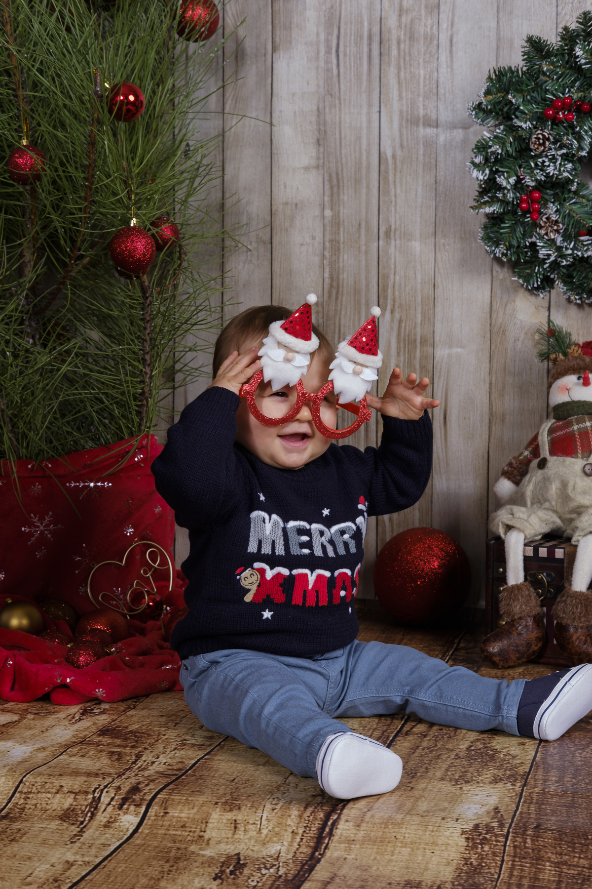 Bebé sessão fotográfica com óculos natalícios 