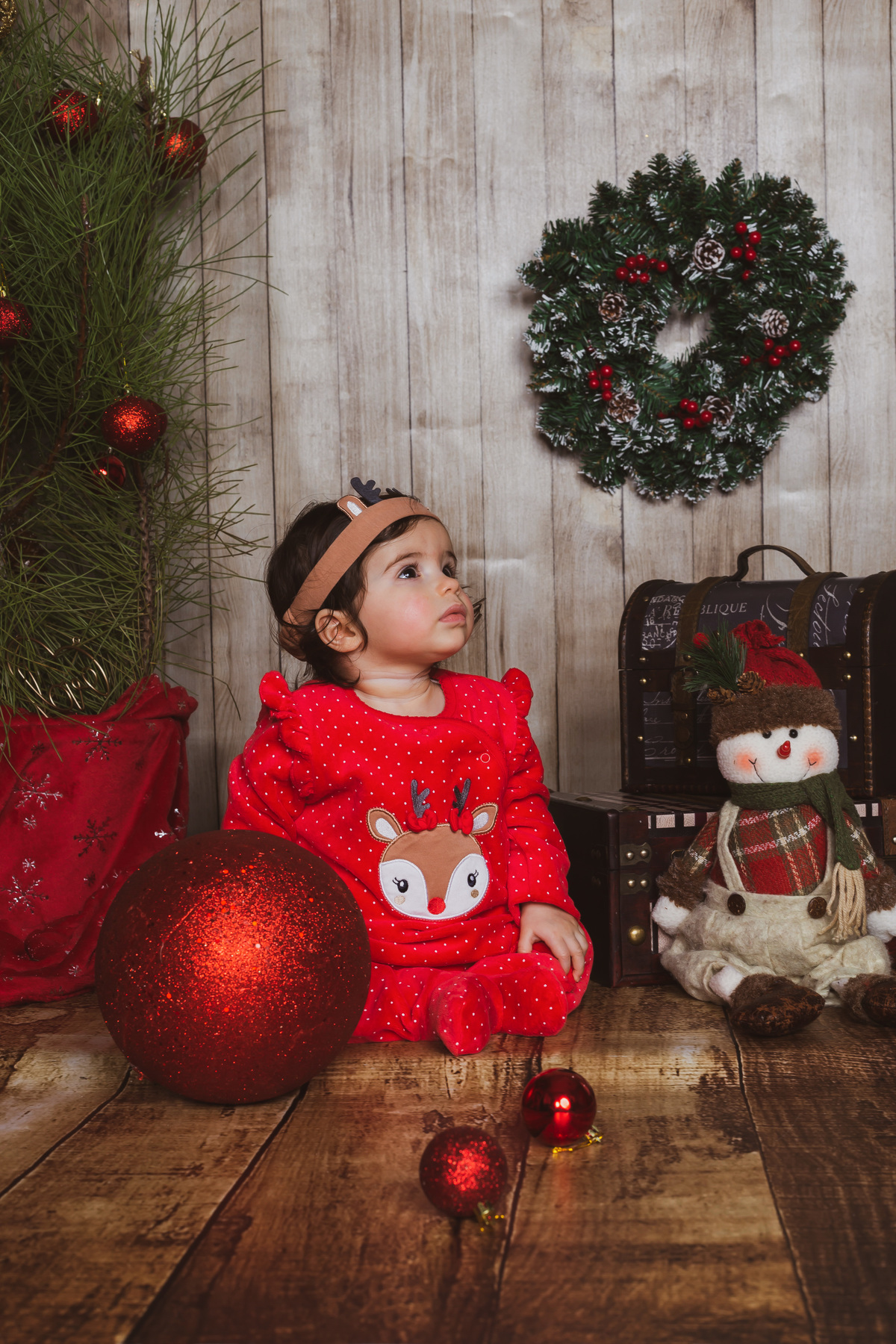 Maria Eduarda na árvore de natal
