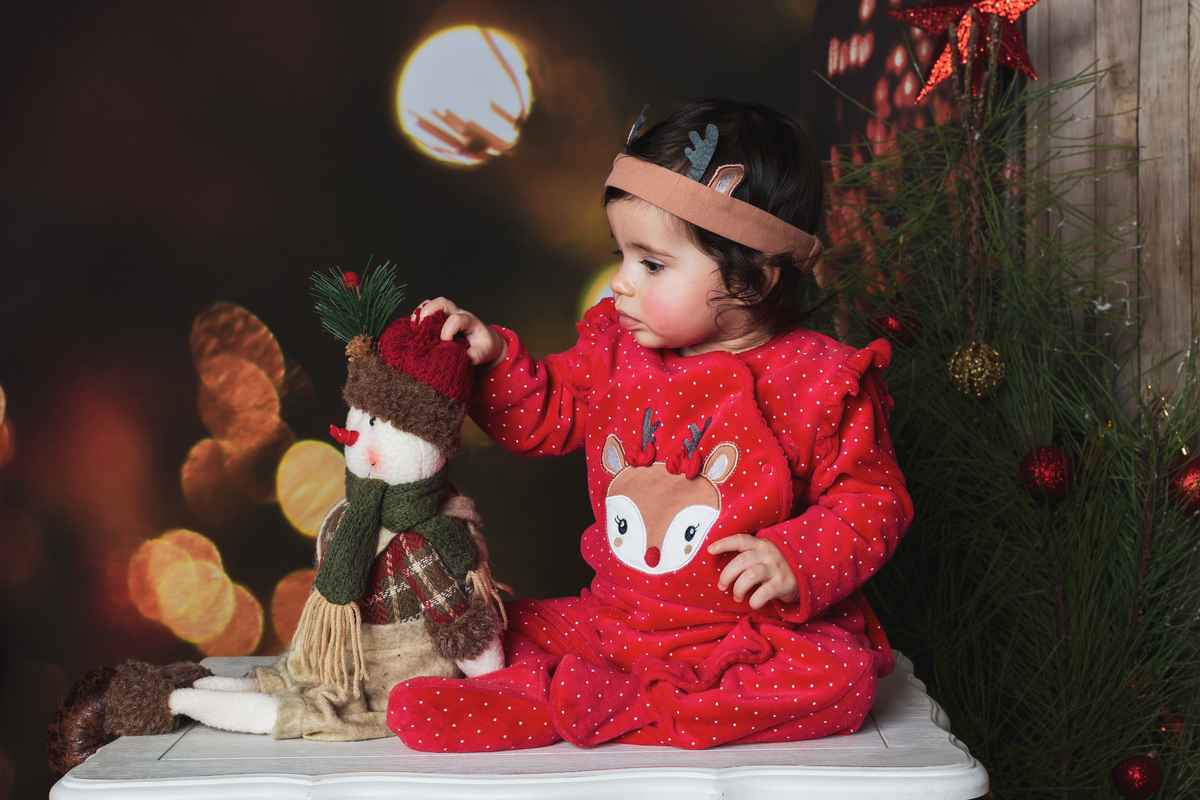 Maria Eduarda com um boneco