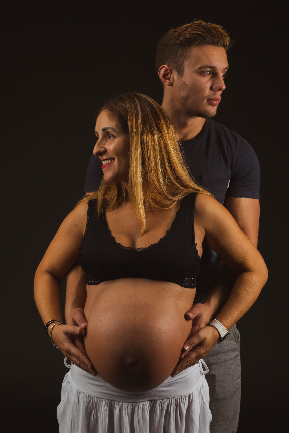 Grávida Isabel com o seu marido na sessão fotográfica