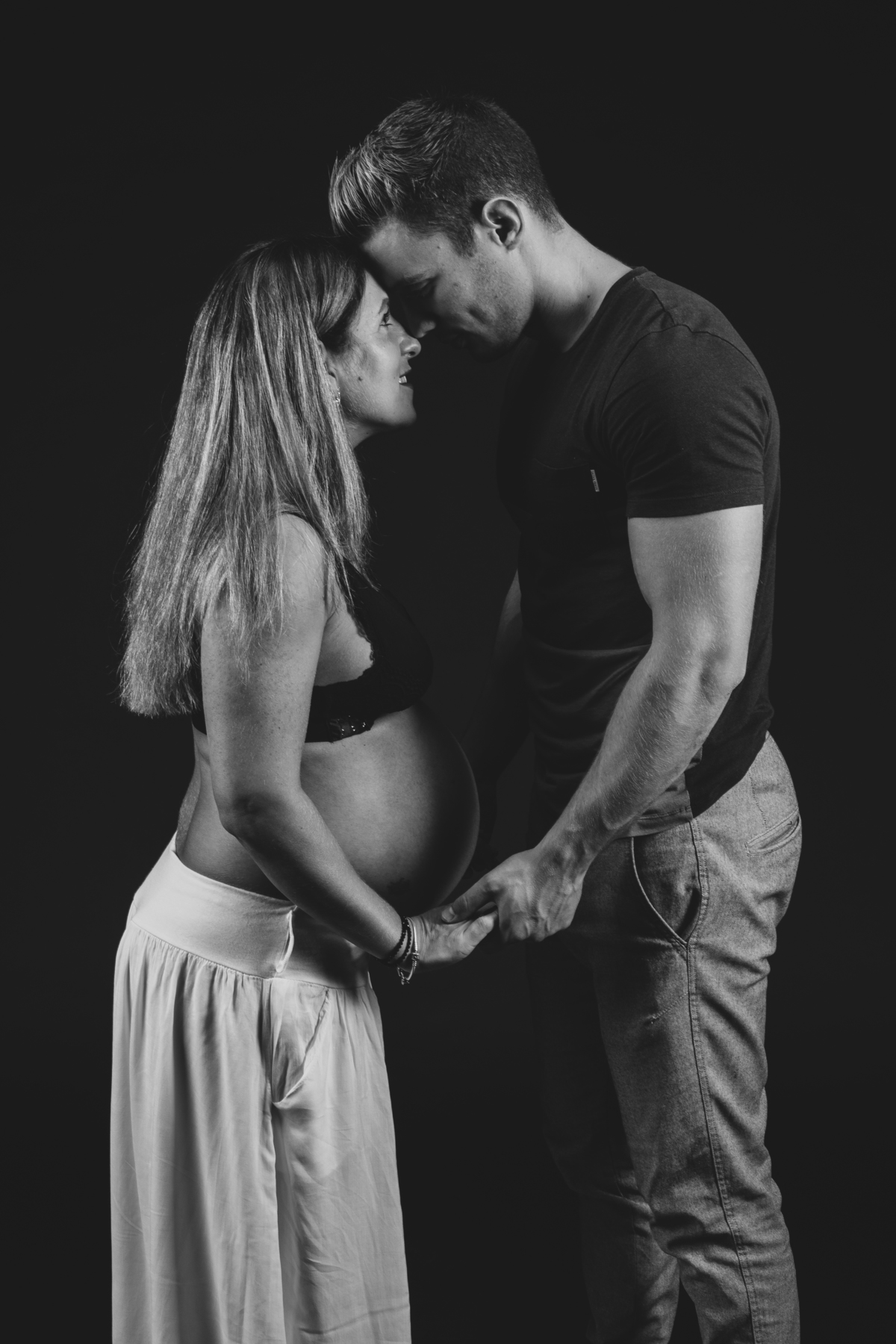 Grávida Isabel com o seu marido na sessão fotográfica de estúdio