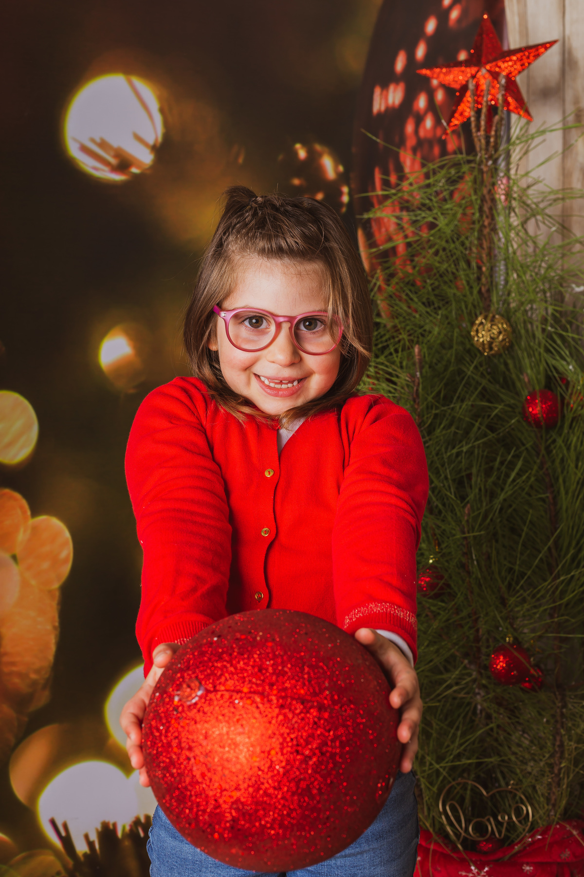 Irmã mais velha na sessão fotográfica de natal