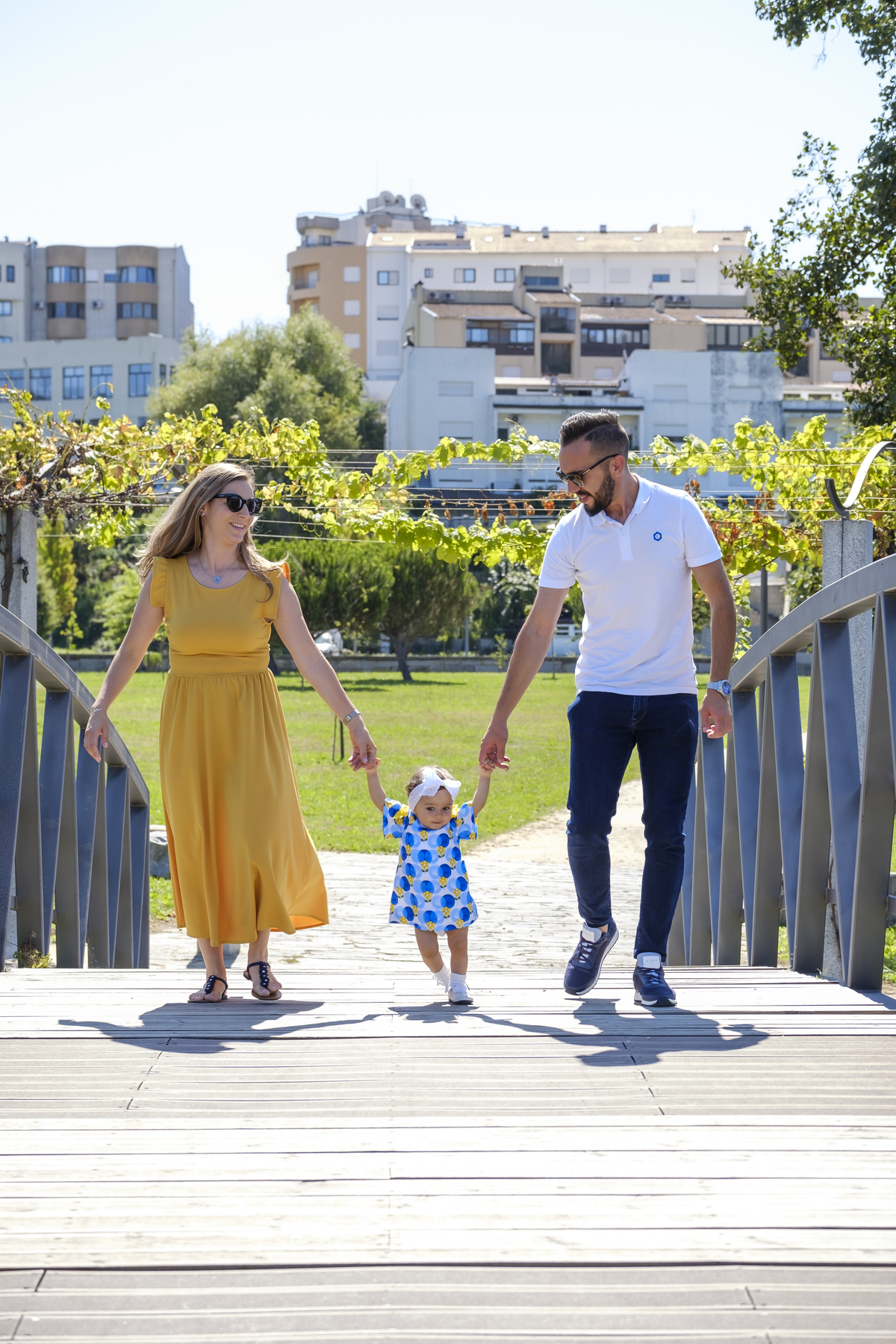 Casal com filha a passear 