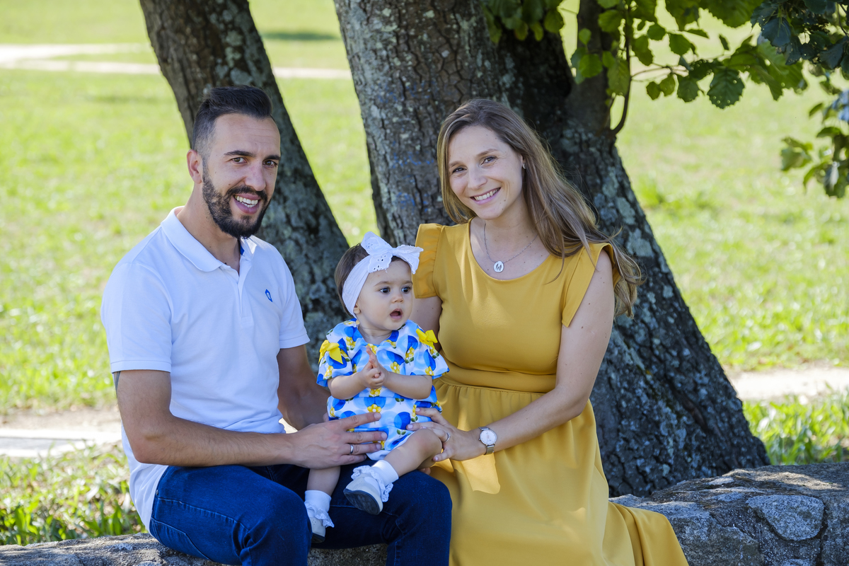 Casal com filha a passear no parque urbano