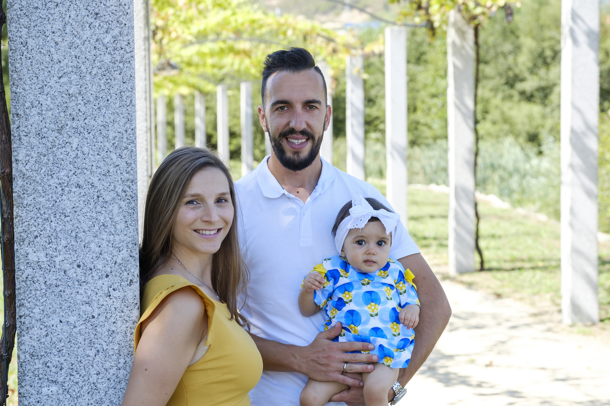 Casal com filha a passear de Verão