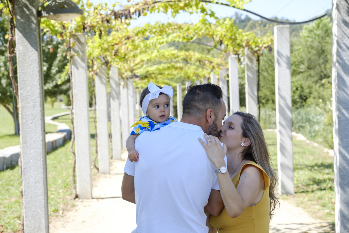 Lígia e Ricardo a beijarem-se com a filha