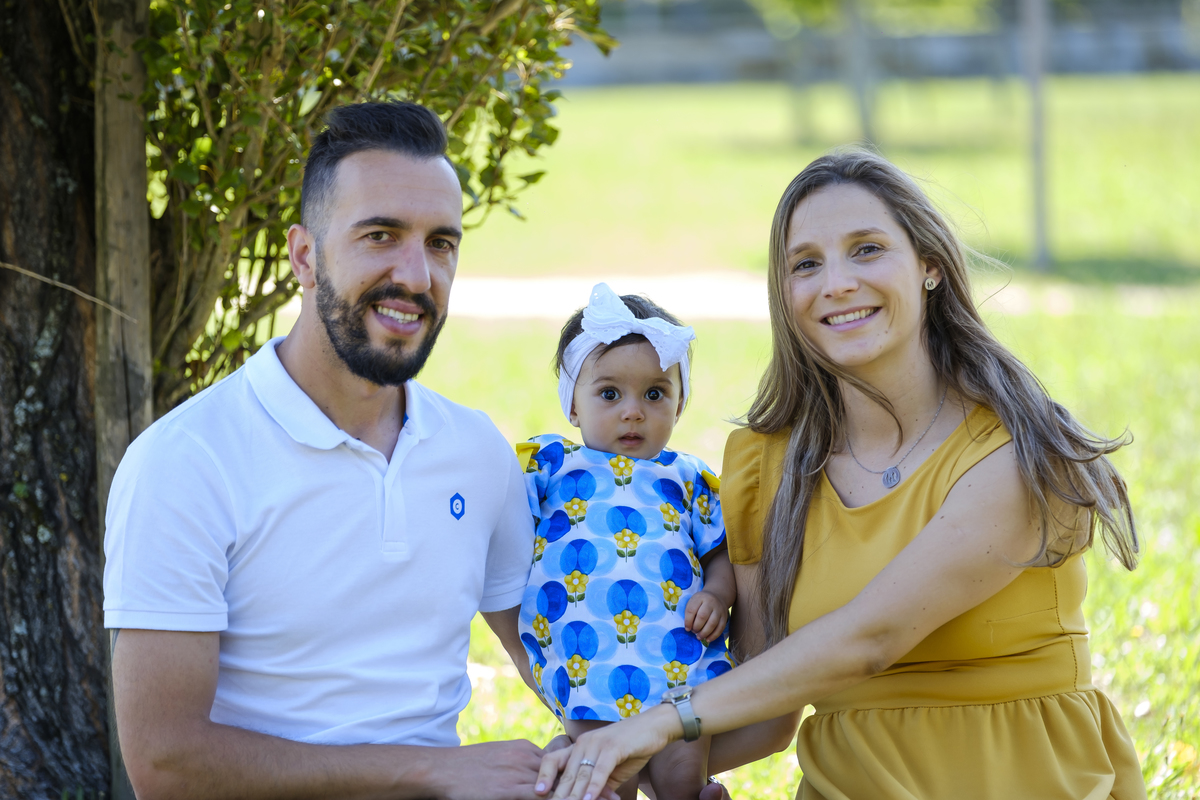Lígia e Ricardo em harmonia com a filha Lara no parque 