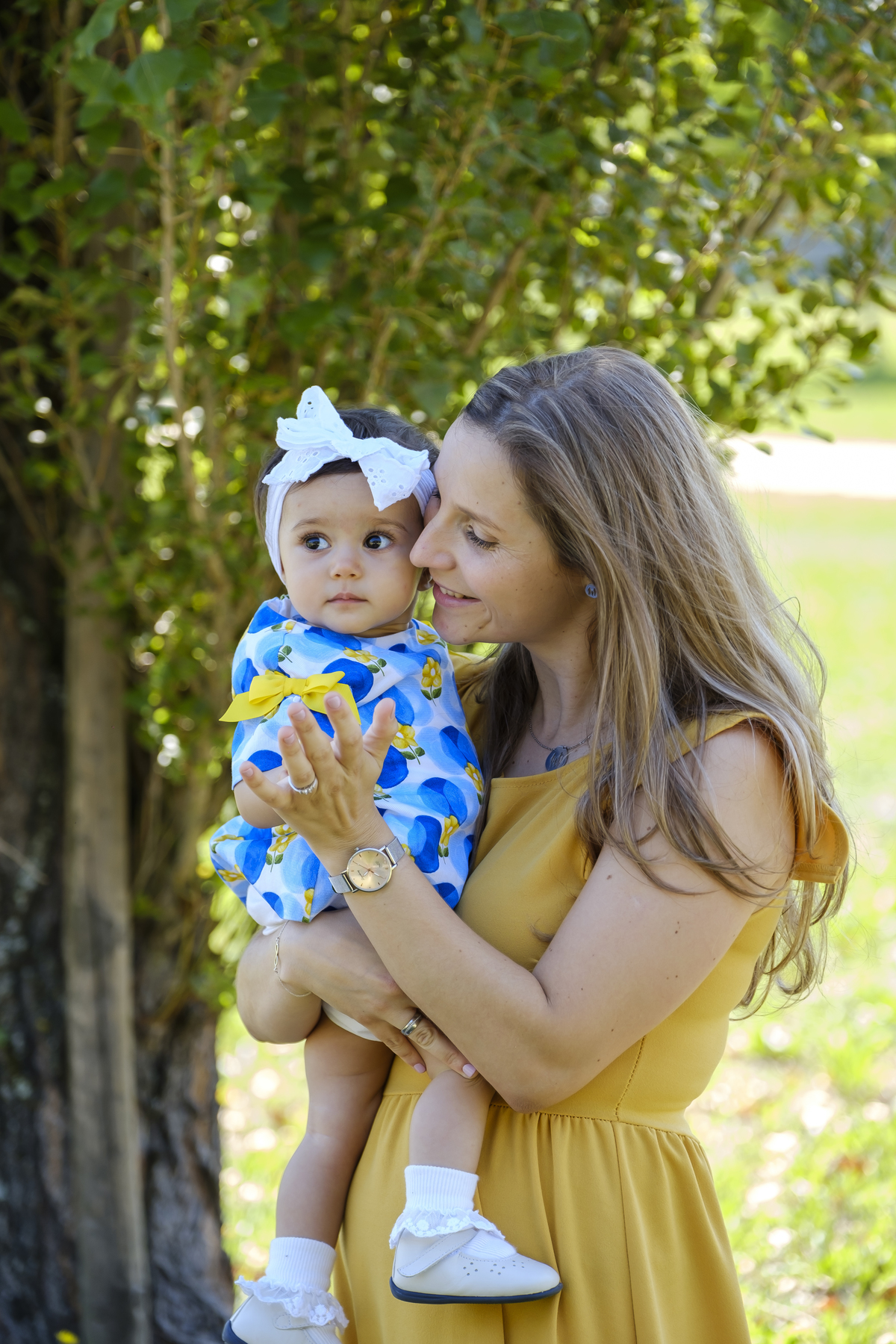 Lígia com a filha Lara na natureza 