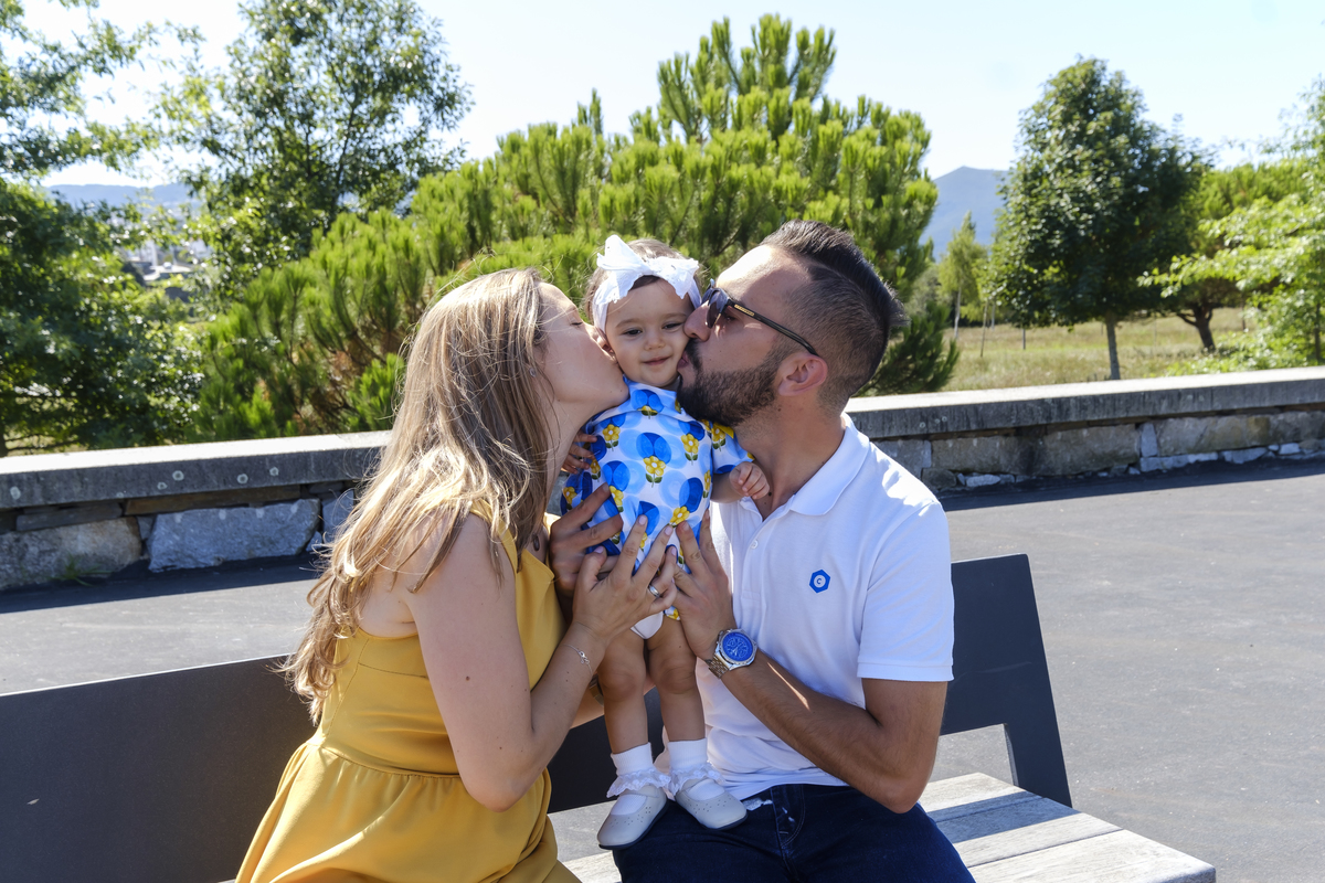 Lígia e Ricardo em harmonia com a filha Lara na natureza 