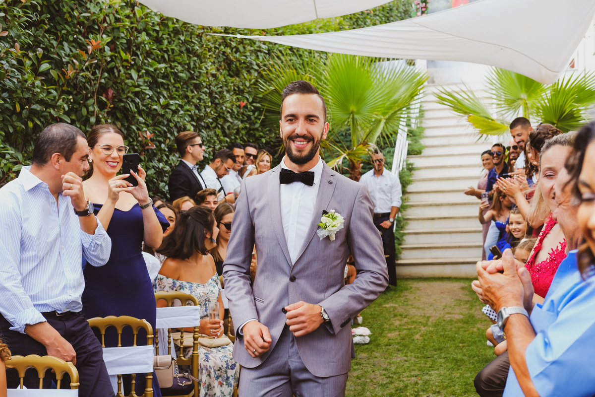 Noivo a caminhar para o altar