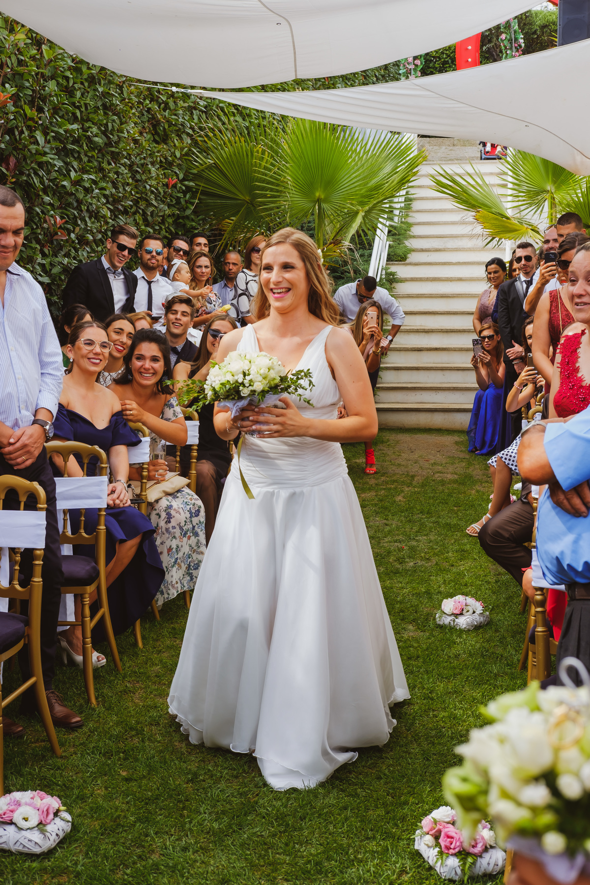 Noiva a caminhar para o altar