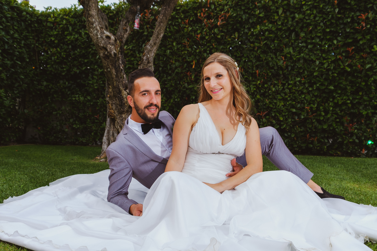 Lígia e Ricardo na sessão fotográfica no jardim 