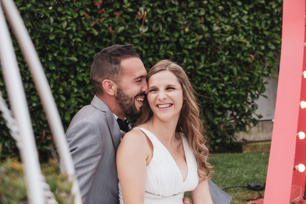 Lígia e Ricardo divertidos no jardim 