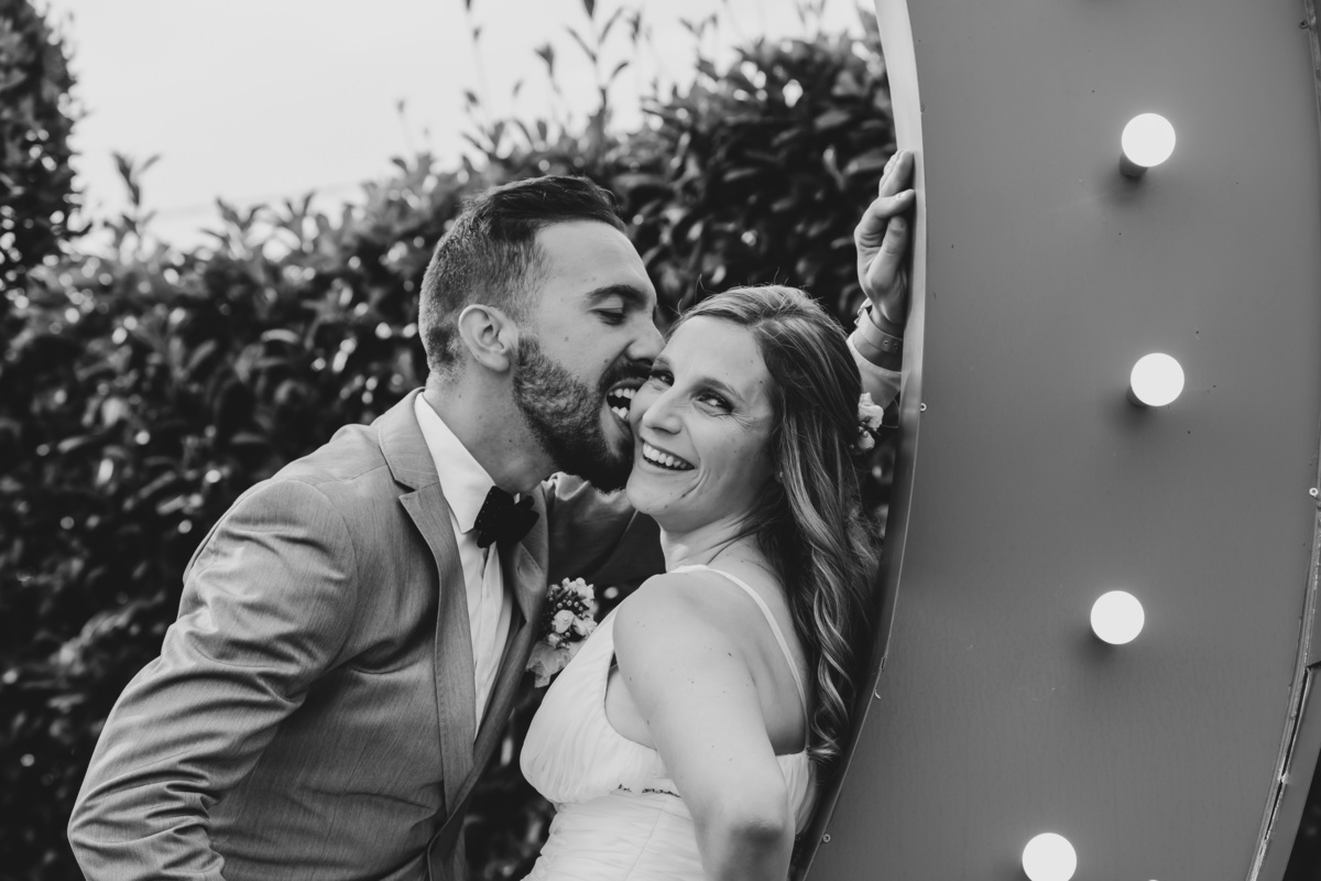 Lígia e Ricardo no jardim em fotografia a preto e branco