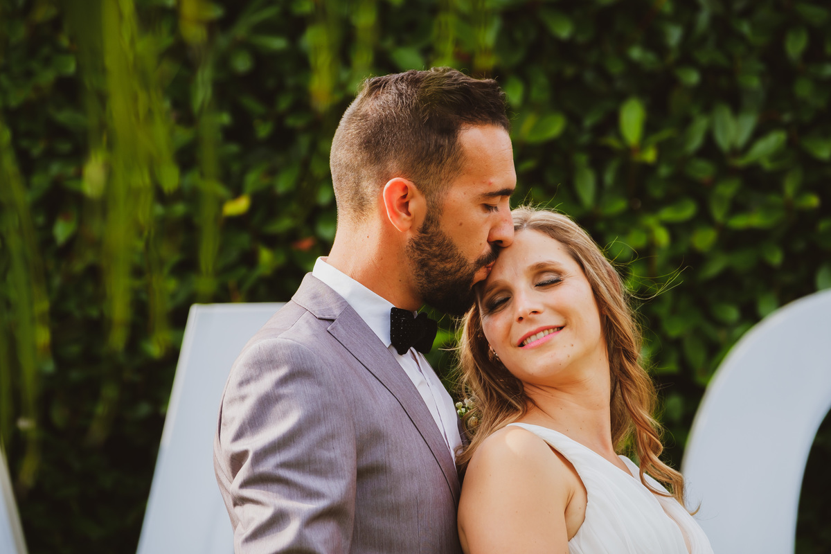 Lígia e Ricardo na sessão fotográfica no jardim da quinta Angellus