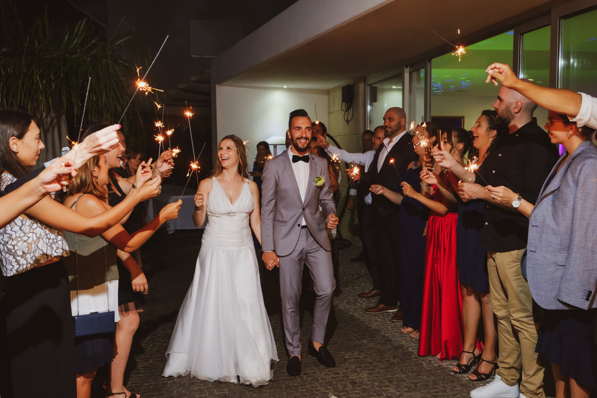 Lígia e Ricardo a caminhar entre os convidados