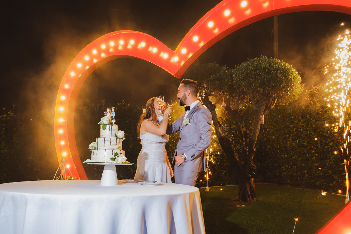 Lígia e Ricardo no corte do bolo