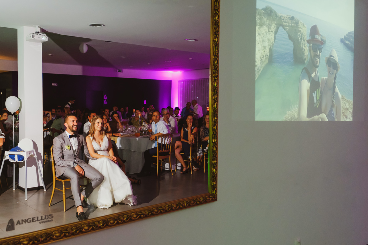 Lígia e Ricardo a verem video de recordações