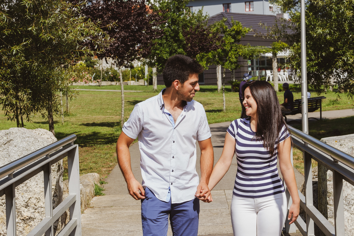 Joana e Álvaro a caminhar pela natureza