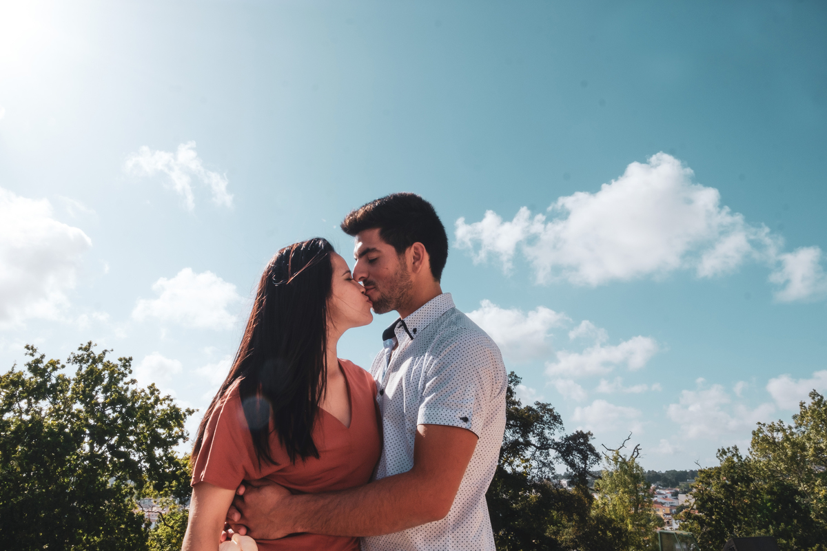 Joana e Álvaro a beijarem-se apaixonadamente